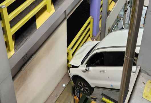 18일 오후 전남 순천시 한 상가건물 주차장 2층에서 스포츠유틸리티차량(SUV)이 난간 밖으로 돌진하는 사고가 발생했다. (사진=순천소방 제공) 뉴시스