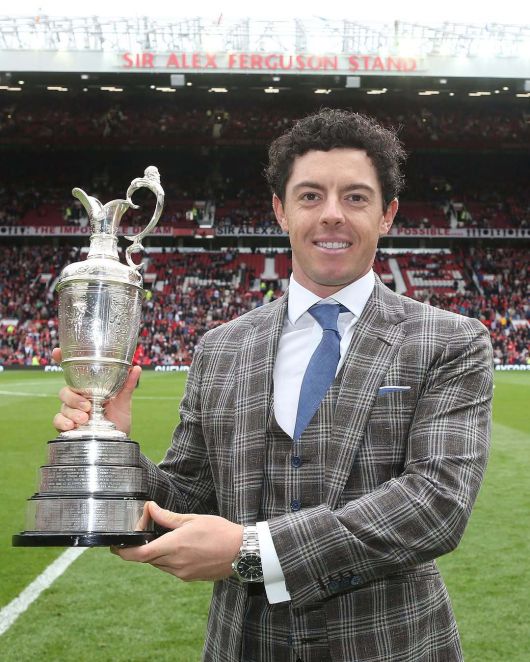 2014년 매킬로이가 디오픈 챔피언십 우승 트로피를 들고 잉글랜드 프리미어리그 맨체스터 유나이티드 안방구장을 찾아 기념 촬영을 한 모습. 맨유 인스타그램