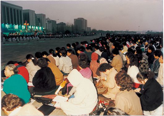 1990년 서울 여의도 광장에서 열린부활절연합예배에서 성도들이 기도를 올리고 있다. 여의도순복음교회 제공
