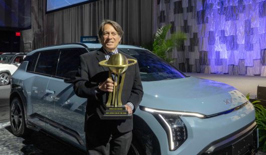 이날 기아 EV3가 ‘세계 올해의 차’로 선정된 가운데 스티븐 센터 기아 미국법인 최고운영책임자(COO)가 수상 기념사진을 찍고 있다. 현대자동차·기아 제공