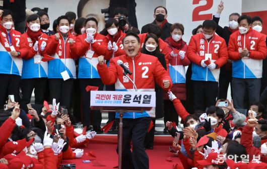 윤석열 전 대통령이 국민의힘 대선 후보 때인 2022년 2월 15일 부산 서면 젊음의거리에서 지지자들의 환호에 화답하며 ‘어퍼컷 세리머니’를 하는 모습. 동아일보DB