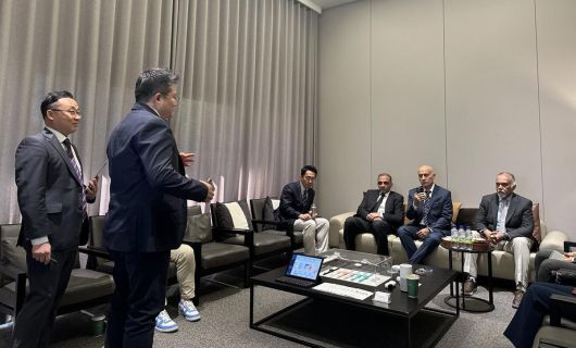 김운봉 제론엑스 대표(왼쪽에서 두 번째)가 지난해 10월 쿠웨이트 국영석유공사 산하 노인전문병원 의료진에게 늘케어를 활용한 돌봄 서비스 성공 사례를 설명하고 있다. 제론엑스 제공