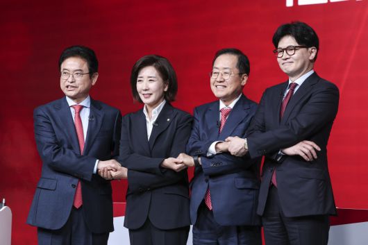 20일 서울 강서구 ASSA아트홀에서 열린 국민의힘 제21대 대통령 후보자 1차 경선 조별 토론회에서 B조 후보들이 시작 전 기념 촬영을 하고 있다. 왼쪽부터 이철우·나경원·홍준표·한동훈 후보. 사진공동취재단