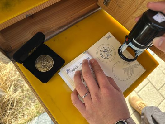 각 수목원의 대표 식물이 새겨진 도장을 찍어 나가면 저절로 우리 식물 공부가 된다. 한국수목원정원관리원 제공