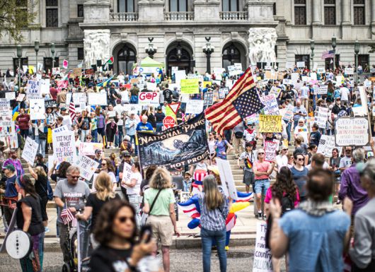 같은 날 펜실베이니아주 해리스버그에서도 반트럼프 시위가 벌어졌다. 반이민 등 트럼프 대통령의 각종 정책을 반대하는 시위가 미 전역에서 계속되고 있다. 해리스버그=AP 뉴시스