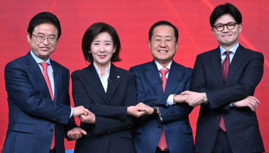 20일 서울 강서구 ASSA아트홀에서 열린 국민의힘 ‘제21대 대통령후보자 1차 경선 조별 토론회’에 참석한 B조 후보들이 기념 촬영을 하고 있다. 왼쪽부터 이철우 경북도지사, 나경원 의원, 홍준표 전 대구시장, 한동훈 전 대표. 사진공동취재단