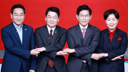 19일 오후 서울 강서구 ASSA아트홀에서 열린 국민의힘 ‘제21대 대통령후보자 1차 경선 조별 토론회’에 참석한 A조 후보들이 기념 촬영을 하고 있다. 왼쪽부터 유정복 인천시장과 안철수 의원, 김문수 전 고용노동부 장관, 양향자 전 의원. 뉴스1