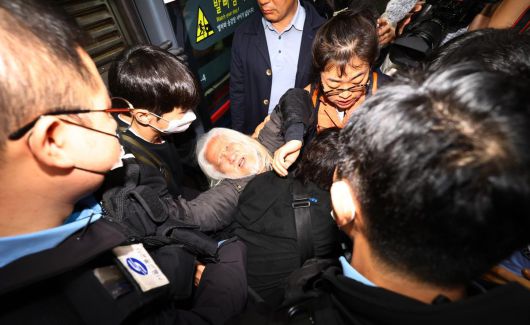 전국장애인차별철폐연대(전장연)의 출근길 지하철 탑승 시위가 1년여 만에 재개된 21일 서울 지하철 4호선 혜화역에서 전장연 회원이 지하철 탑승을시도하다 서울교통공사 관계자와 충돌하고 있다. 2025.04.21. 뉴시스