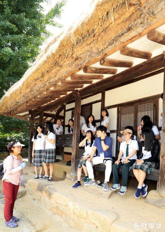 강진군 강진읍 영랑 생가에서 푸소체험에 참가한 고등학생들이 문화해설사에게 영랑에 대해 설명을 듣고 있다. 동아일보DB