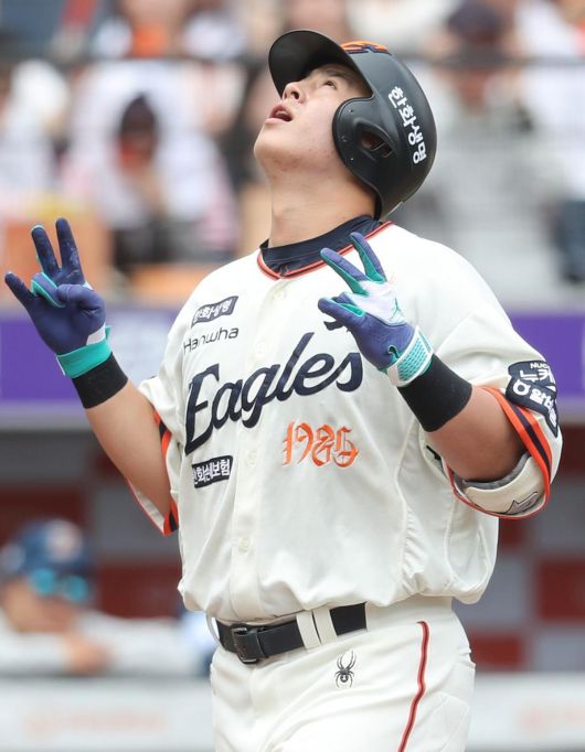 2회말 홈런을 친 노시환이 홈을 밟은 뒤 세리머니를 하는 모습. 노시환은 3경기 연속 홈런을 쏘아올렸다. 한화 제공