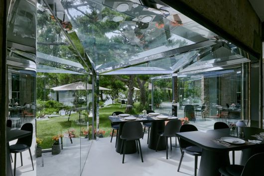 통창을 통해 북한강과 정원을 감상할 수 있는 아유 스페이스 레스토랑. 아유 스페이스 제공