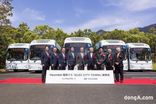 현대차가 일본 야쿠시마에서 노선 버스로 투입되는 ‘일렉시티타운 전달식’을 개최했다. (왼쪽부터) 최남일 현대차 상무, 시메기 토시유키 현대차 일본법인장, 박상현 현대차 부사장, 정유석 현대차 부사장, 장재훈 현대차 부회장, 이와사키 요시타로 이와사키그룹 대표이사 사장, 이와사키 타카미츠 이와사키그룹 총괄부사장, 아라키 코우지 야쿠시마 정장, 니시무라 마사오 이와사키코포레이션주식회사 대표이사 사장 등 주요 관계자들이 기념사진을 촬영하고 있다.