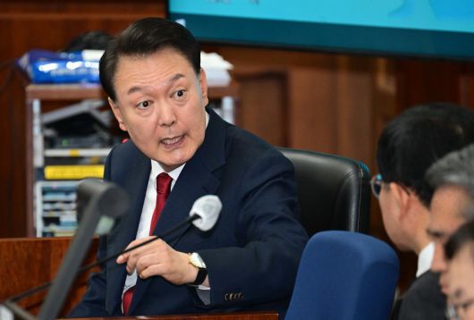 12·3 비상계엄을 선포해 내란 우두머리 혐의로 재판에 넘겨진 윤석열 전 대통령이 21일 오전 서울 서초구 서울중앙지법 417호 법정에 앉아 변호인단과 대화를 하고 있다.  2025.4.21/뉴스1