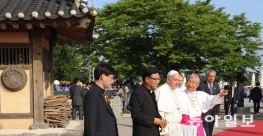 2014년 8월 방한 당시 충남 당진 김대건 신부 생가를 방문한 프란치스코 교황. 동아일보 DB