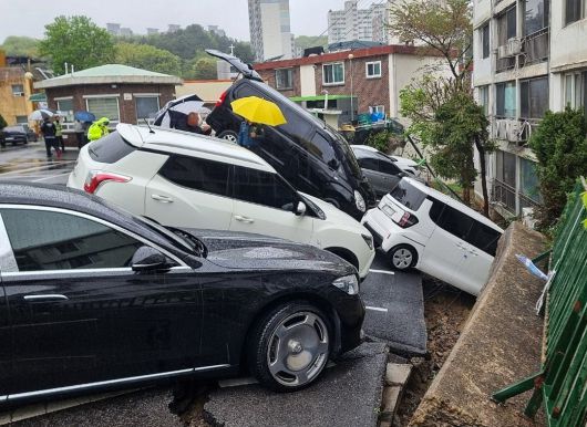 22일 오후 1시 10분께 경기 남양주시 화도읍 한 아파트 지상주차장 옹벽이 붕괴돼 차량 6대가 파손됐다. (독자제공) 2025.4.22 (남양주=뉴스1)