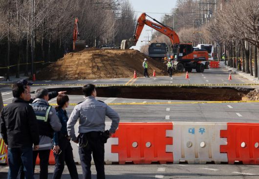 26일 오전 서울 강동구 싱크홀(땅 꺼짐) 사고 현장에서 관계자들이 복구작업 준비를 하고 있다. 2025.03.26 뉴시스