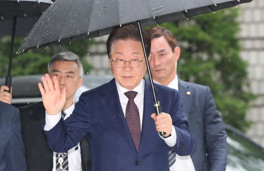 대권 도전에 나선 이재명 더불어민주당 전 대표가 22일 오전 서울 서초구 서울중앙지방법원에서 열린 ‘대장동 배임 및 성남FC 뇌물’ 1심 속행 공판에 출석하며 지지자들에게 손인사를 하고 있다. 뉴스1