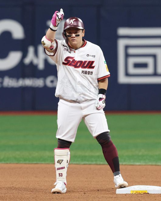 키움 최주환이 9일 LG와의 안방경기 6회말에 2루타를 치고 나간 뒤 더그아웃을 보며 엄지를 치켜 세우는 세리머니를 하고 있다. 뉴시스