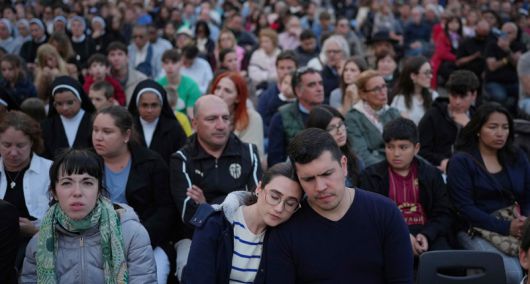 같은 날 바티칸 성 베드로 광장에 모인 시민들이 교황의 선종을 애도하고 있다. 바티칸=AP 뉴시스