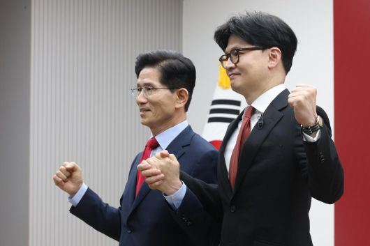 김문수 국민의힘 대선 경선 후보가 23일 서울 여의도 국민의힘 중앙당사에서 열린 2차 경선 토론회 미디어데이에서 토론자로 지명한 한동훈 후보와 기념촬영을 하고 있다. 사진공동취재단