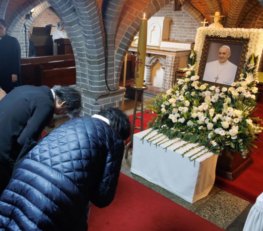 22일 서울 중구 명동 대성당에서 신자들이 교황을 추모하고 있다. 사진공동취재단