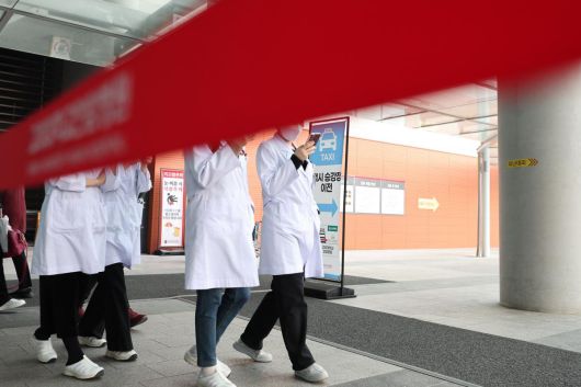 지난 1월 20일 서울의 한 대학병원 의료진의 모습.  뉴스1