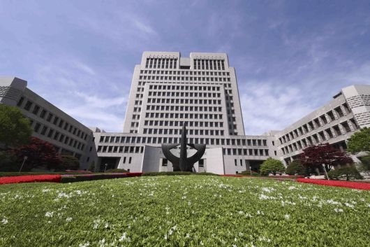 대법원이 이재명 더불어민주당 대선 경선 후보의 공직선거법 위반 사건에 대해 오는 24일 전원합의체 속행기일 여는 가운데 23일 서울 서초구 대법원 청사 모습이 보이고 있다.   이번 사건은 사회적 파장이 큰 만큼 대법관 12명이 심리하는 전원합의체로 회부됐으며, 노태악 대법관은 선관위원장 직무와의 이해충돌 우려로 회피 신청했다. 이 후보는 대선 과정에서 개발사업 관련 의혹에 대해 허위 사실을 공표한 혐의로 재판에 넘겨졌으며, 1심은 유죄, 2심은 무죄를 선고한 바 있다. 2025.04.23. 서울=뉴시스