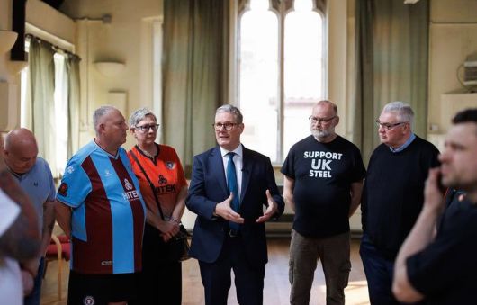 키어 스타머 영국 총리(가운데)가 브리티시 스틸 노동자들과 만나고 있다. 브리티시 스틸 제공