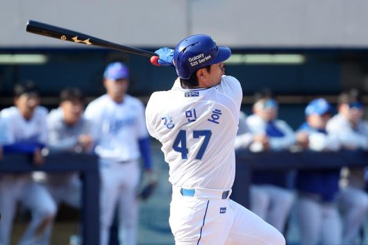 삼성 강민호가 지난달 9일 SSG와의 안방경기 6회말에 3번 타순 대타로 나와 1타점 적시타를 치고 있다. 대구=뉴스1