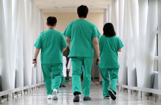 5일 서울의 한 대학병원에서 의료진이 이동하고 있다. 2024.6.5. 뉴스1