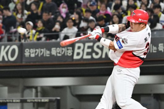 KIA 최형우가 지난달 25일 키움과의 안방경기에서 6회말 안타를 치고 있다. 광주=뉴시스