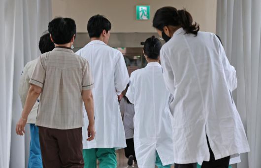 전국 수련병원 레지던트 1년차 실기시험일인 17일 서울의 한 대학병원에서 의료진이 이동하고 있다. 2024.12.17.뉴스1