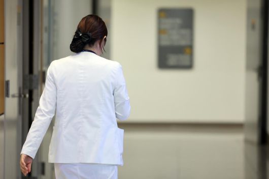 지난 4일 서울 시내 한 대형병원에서 간호사들이 발걸음을 옮기고 있다. 뉴스1