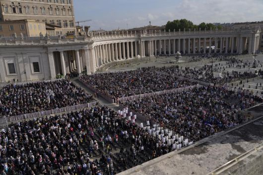 바티칸 성베드로 광장을 가득 메운 평신도들이 23일 프란치스코 교황의 유해가 안치된 관이 사제들의 행렬을 따라 성베도로 대성당으로 옮겨지는 모습을 지켜보고 있다. 2025.04.23. 바티칸시티=AP/뉴시스