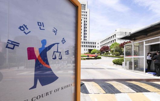 대법원이 이재명 더불어민주당 대선 경선 후보의 공직선거법 위반 사건에 대해 오는 24일 전원합의체 속행기일 여는 가운데 23일 서울 서초구 대법원 청사 모습이 보이고 있다.   이번 사건은 사회적 파장이 큰 만큼 대법관 12명이 심리하는 전원합의체로 회부됐으며, 노태악 대법관은 선관위원장 직무와의 이해충돌 우려로 회피 신청했다. 이 후보는 대선 과정에서 개발사업 관련 의혹에 대해 허위 사실을 공표한 혐의로 재판에 넘겨졌으며, 1심은 유죄, 2심은 무죄를 선고한 바 있다. 2025.04.23. 서울=뉴시스