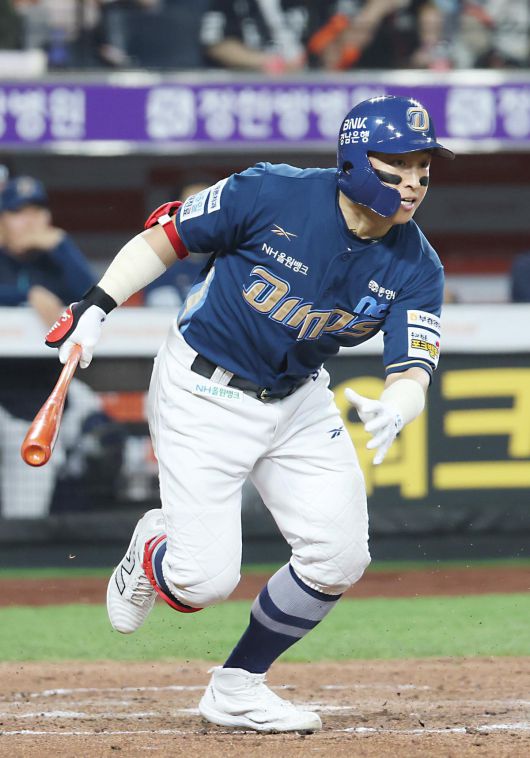 NC 손아섭이 18일 대전 한화생명 볼파크에서 열린 한화와의 방문경기에서 3회초 1타점 안타를 치고 있다. 대전=뉴스1