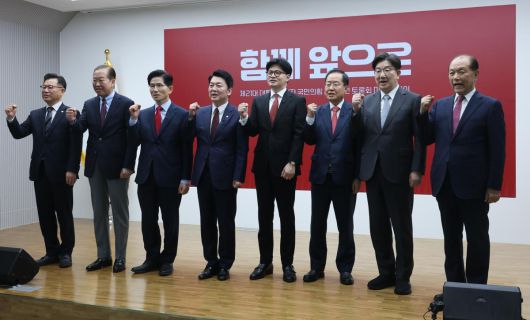 국민의힘 지도부와 김문수, 안철수, 한동훈, 홍준표 대선 경선 후보가 23일 서울 여의도 국민의힘 중앙당사에서 열린 2차 경선 토론회 미디어데이에서 기념촬영을 하고 있다.  사진공동취재단