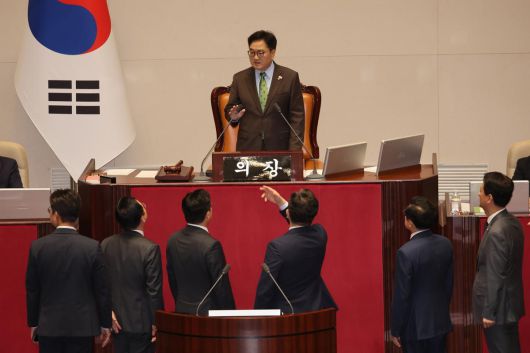 권성동 국민의힘 원내대표가 24일 오전 서울 여의도 국회 본회의장에서 열린 제242회 국회(임시회) 제6차 본회의에서 우원식 국회의장의 발언에 항의하고 있다. (공동취재) 2025.4.24/뉴스1