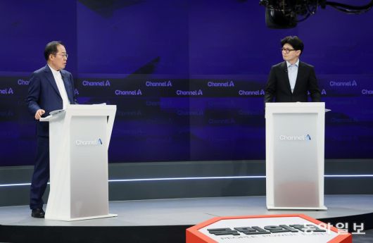 25일 오후 종로구 동아미디어센터 채널A스튜디오에서 국민의힘 대선 2차 경선 진출자인 한동훈, 홍준표 후보가 방송 시작을 기다리고 있다. 2025.04.25 장승윤 기자 tomato99@donga.com