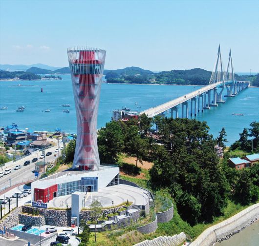 태안군 고남면의 ‘영목항 전망대’는 360도 전망이 가능한 구조로 원산안면대교, 안면도 전경을 한눈에 볼 수 있다. 태안군 제공