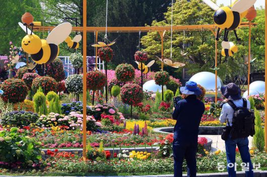 올해로 제17회를 맞은 2025 고양국제꽃박람회는 25일부터 5월 11일까지 ‘꽃, 상상 그리고 향기’를 주제로 경기 고양시 일산호수공원 일원에서 개최된다.고양=전영한 기자 scoopjyh@donga.com