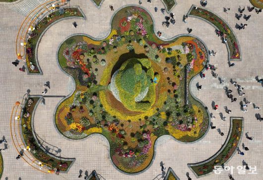 제17회 고양국제꽃박람회에서 가장 인기 있는 ‘꿈꾸는 정원’의 메인 조형물 황금빛 판다가 방문객을  맞이하고 있다. 고양=전영한 기자 scoopjyh@donga.com