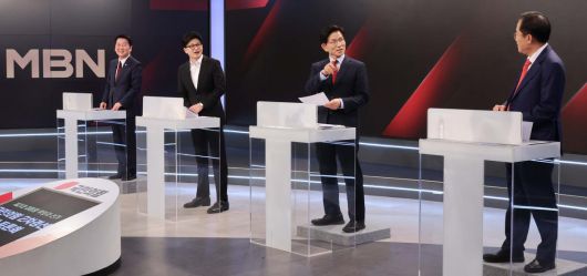 26일 서울 중구 매경미디어센터에서 열린 국민의힘 대통령 선거 제2차 경선 후보자 토론회에서 후보들이 토론에 앞서 대화를 나누고 있다. 왼쪽부터 안철수, 한동훈, 김문수, 홍준표 후보. 뉴스1