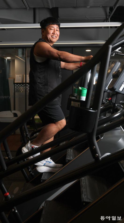 전우호 메이트네트웍스 대표가 서울 중구 삼일대로 피트니스101을 찾아 ‘천국의 계단’으로 불리는 스텝밀을 오르고 있다. 변영욱 기자 cut@donga.com