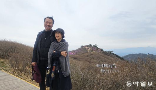 정영선 조경가(오른쪽)와 정욱주 서울대 조경학과 교수.