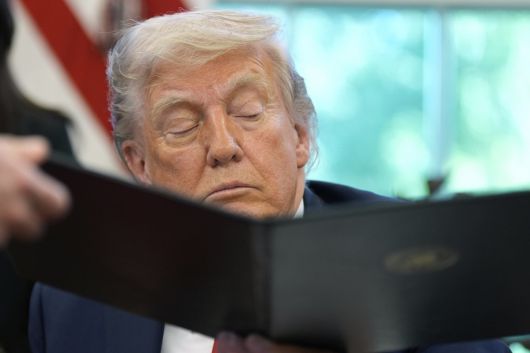 23일 백악관 집무실에서 행정명령 서명식을 연 트럼프 대통령. 워싱턴=AP 뉴시스