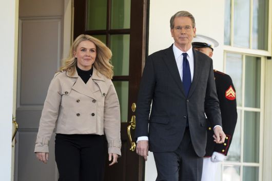 9일 ‘90일 유예’ 관련 브리핑을 하러 백악관 밖으로 나오는 레빗 대변인과 베선트 장관. 워싱턴=AP 뉴시스