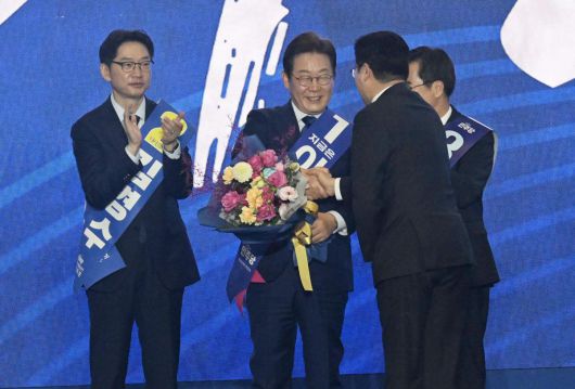 27일 경기도 고양시 킨텍스에서 열린 더불어민주당 제21대 대통령 선거 후보자 선출을 위한 수도권·강원·제주 합동연설회에서 이재명 후보가 대선후보로 선출됐다. 사진공동취재단