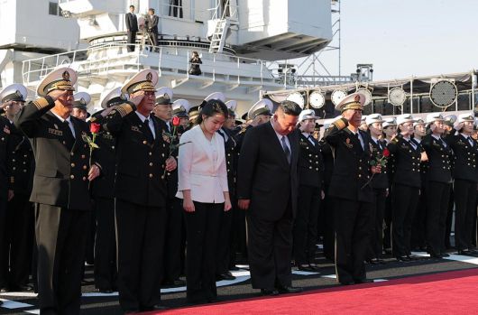 북한 김정은 국무위원장과 딸 김주애가 지난 25일 남포조선소에서 열린 5,000t급 신형다목적구축함 ‘최현호’ 진수식에 참석해 있다. 노동신문  뉴스1