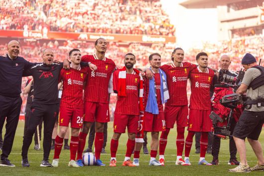 리버풀 선수들이 28일 토트넘을 꺾고 2024~2025시즌 잉글랜드 프리미어리그(EPL) 우승을 확정한 뒤 팬들을 바라보며 기뻐하고 있다. 리버풀=신화 뉴시스.